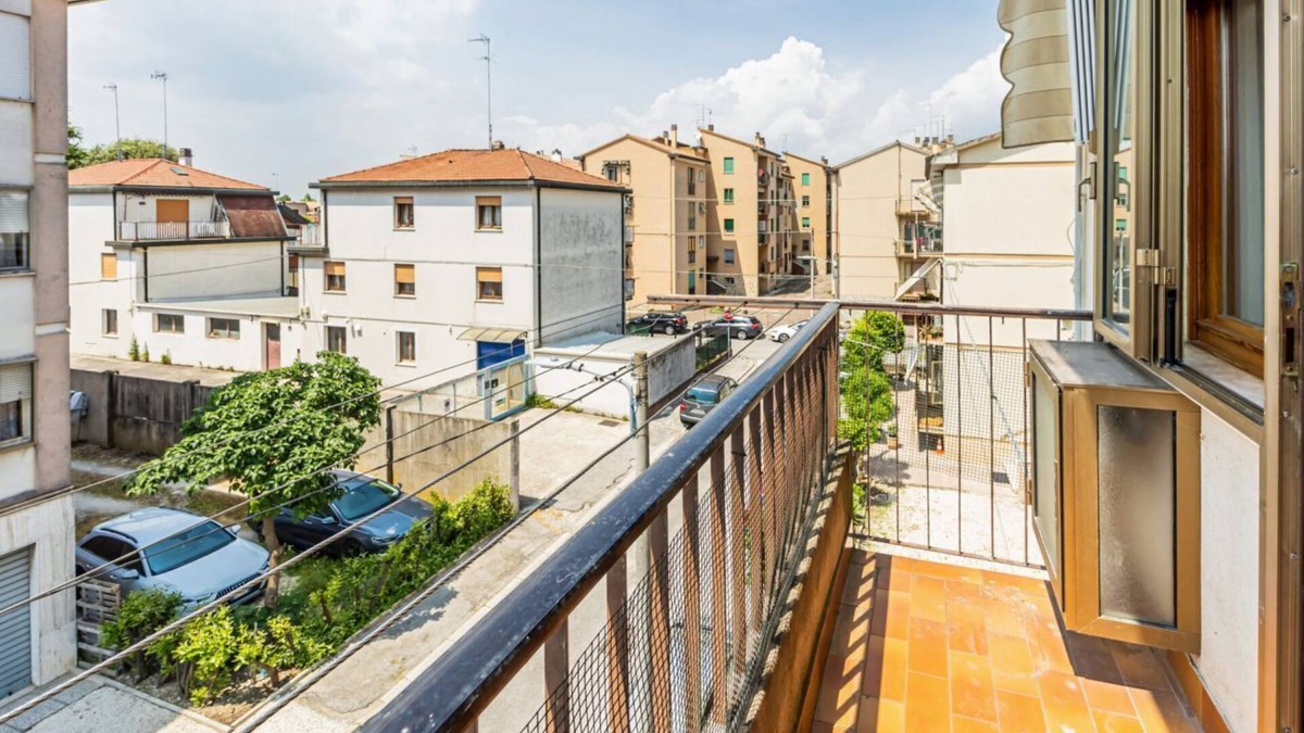 Campalto Apartment | Cozy apartment of 85 sqm located on the third floor (steps to access), can accommodate up to 6 people.The accommodation is conveniently located: just 4.5 km from Venice airport and with only 16 minutes (bus) you can reach Venice; area served by the main