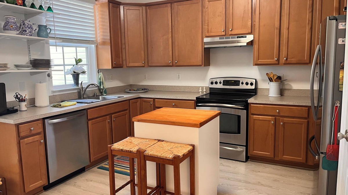 Shepherdstown Apartment | Cozy apartment with full size kitchen and parking in Shepherdstown WV
