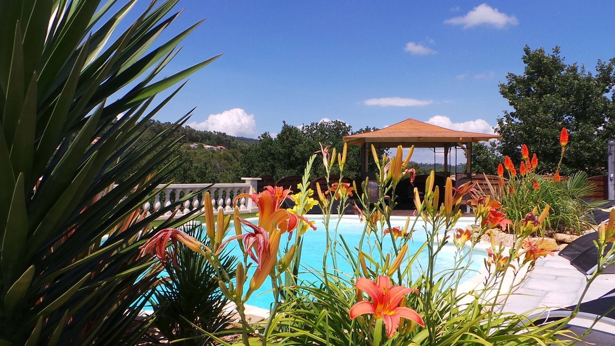 Gareoult Apartment | Cozy apartment with pool access, unobstructed view of the valley, quiet