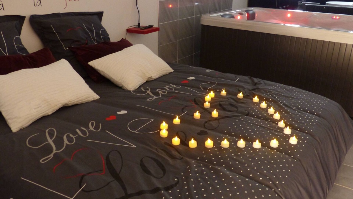 Auterive Apartment | Cozy apartment with private Jacuzzi for a romantic night
