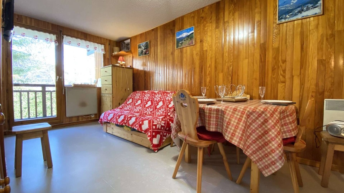 Praz-sur-Arly Apartment | Cozy apt for 6, Praz-sur-Arly, free shuttle, parking, pets allowed