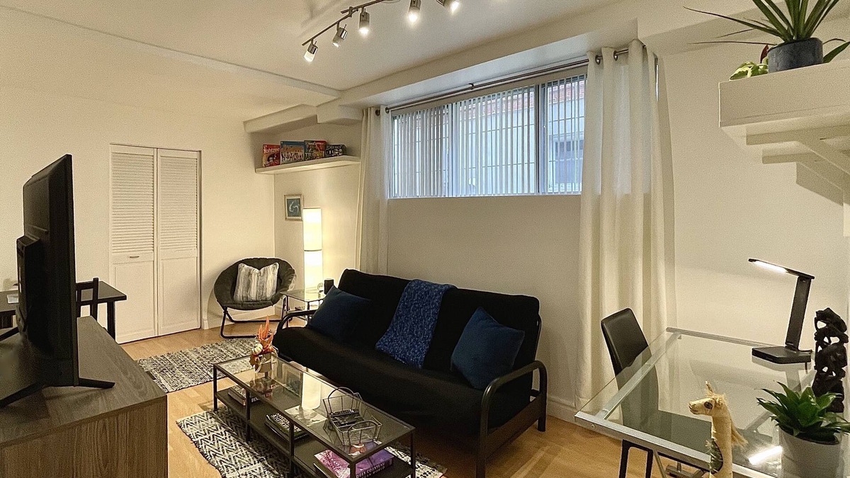 Cote-Des-Neiges—Notre-Dame-De-Grace Apartment | Cozy Apt in Great Central location + free parking - 31 night minimum