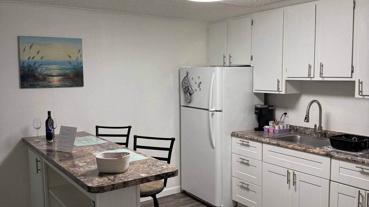 Golden Glades - The Woods Apartment | Cozy Apt min to Mayo, Beaches, Free Wi-Fi, Coffee, Tea & Wine