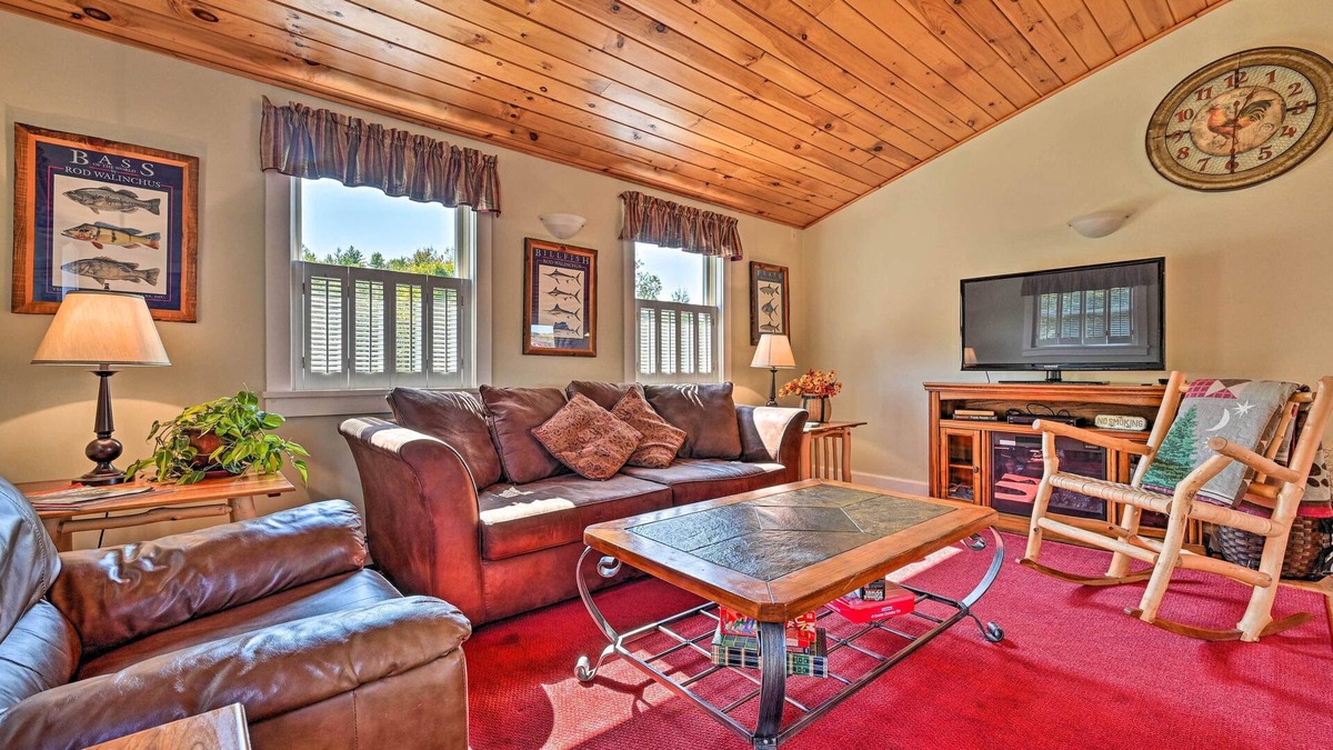 Moscow Apartment | Cozy Apt w/Hot Tub & Deck, 10 Mi to Stowe Resort!