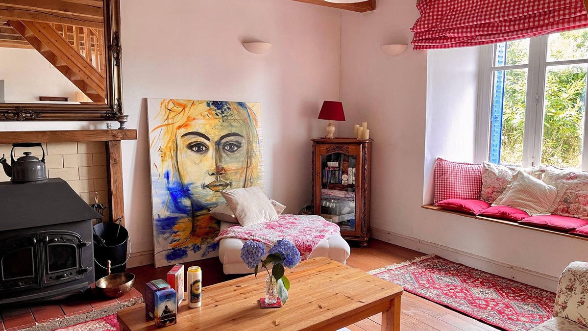 Plumieux Cottage | Cozy & Artistic 2-Bedroom Cottage Near Brocéliande
