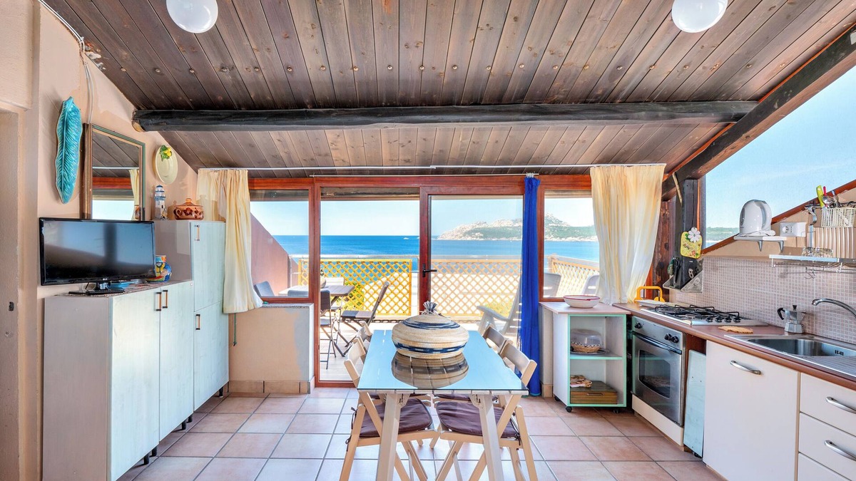 Santa Reparata House | Cozy Attic Apartment "Sul Mare a Santa Teresa" with Wi-Fi, Sea View, Terrace