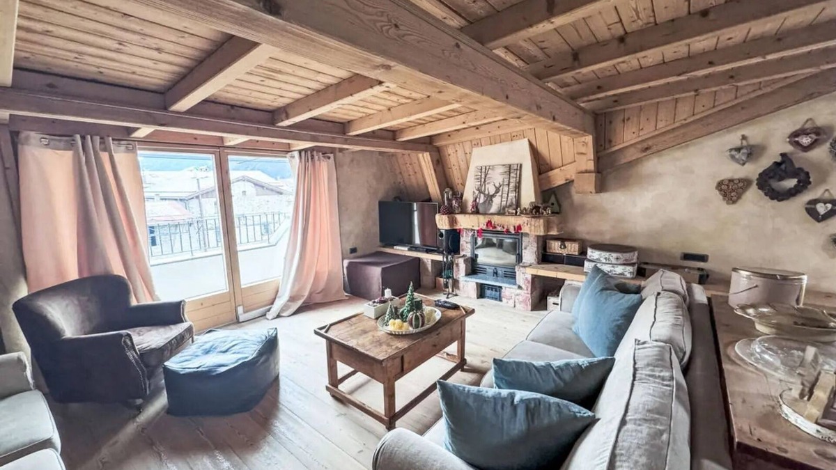 Bormio Apartment | Cozy attic room. WIFI, hot tub, balcony, pets allowed and parking space