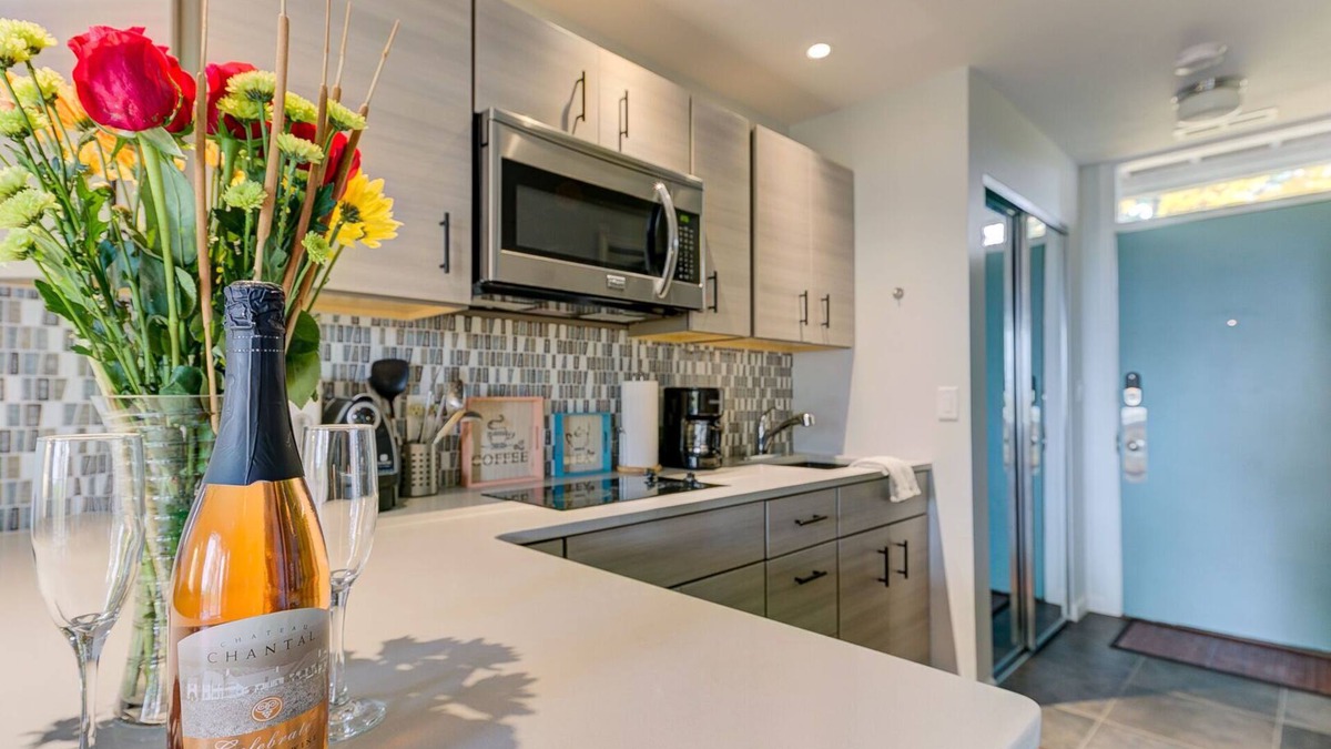 Acme Condo | 🏖️ Cozy Aviation ✈ Style Lake View Condo @ The Shores