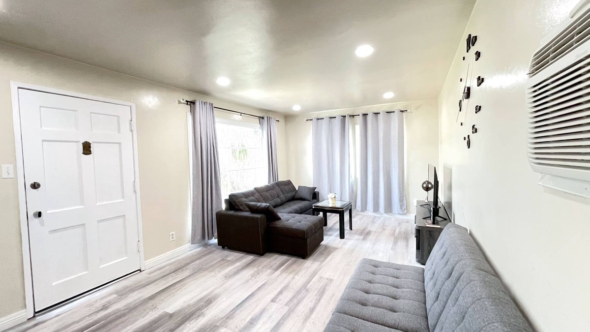 El Monte House | Cozy back house w/self checking in the heart of LA Full Kitchen, Wifi