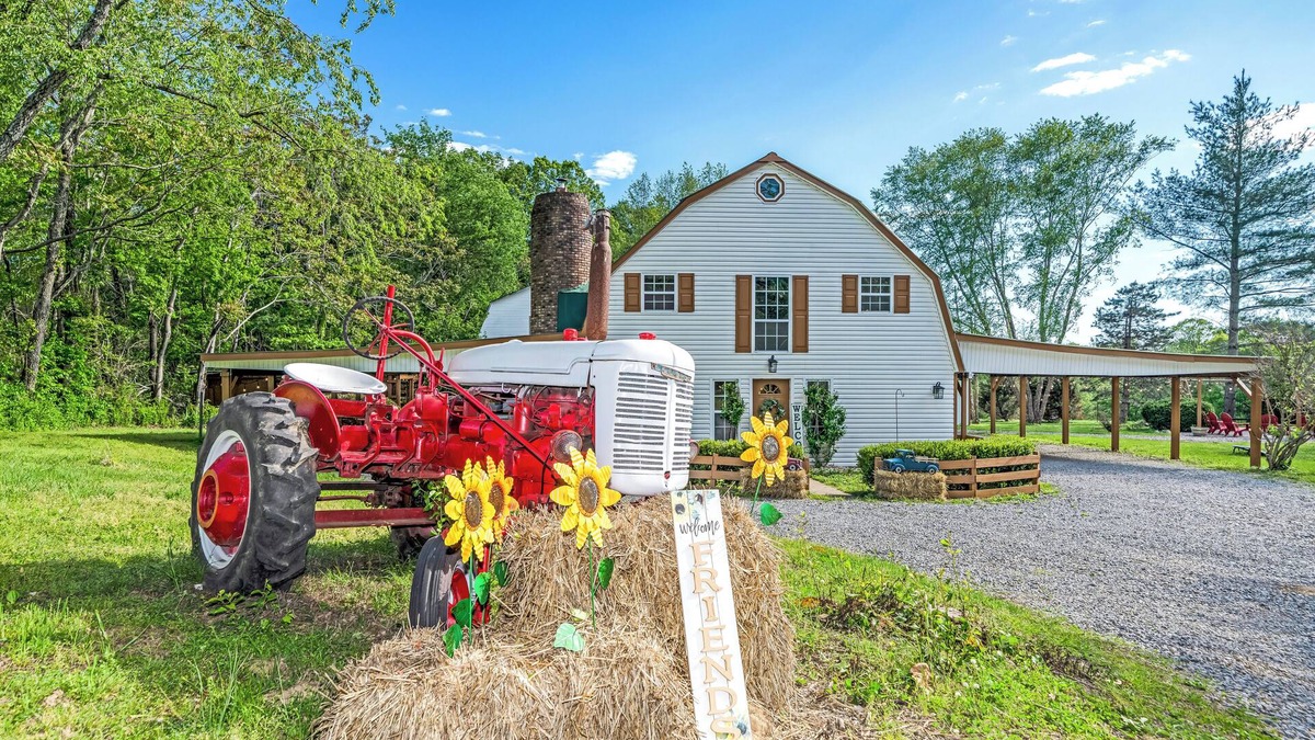 Joelton House | Cozy barn-house retreat w/hot tub 20 minutes to Nashville