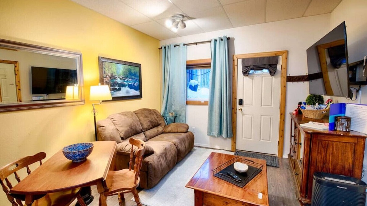 Fairbanks Condo | Cozy Basement Apartment & Executive Retreat