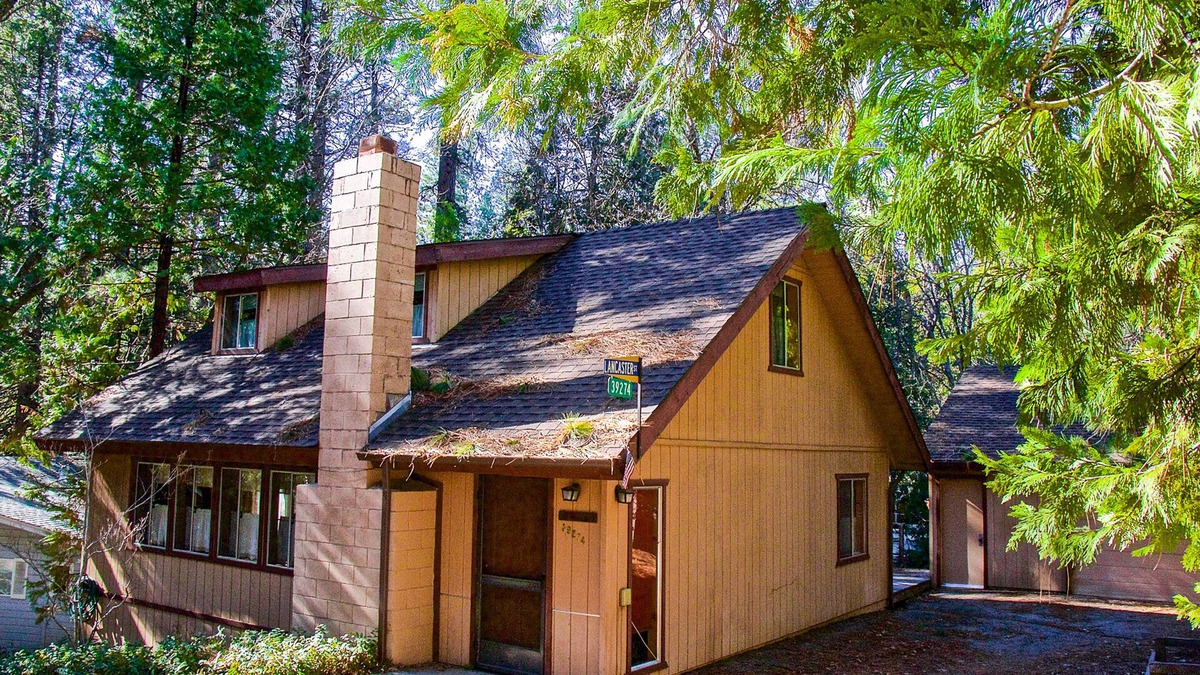 Bass Lake Cabin | Cozy Bass Lake home in Willow Cove with fireplace, grill & deck