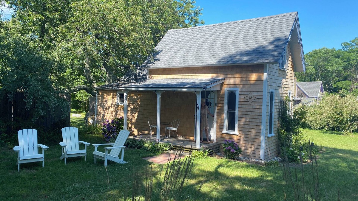 Oak Bluffs Cottage | Cozy Beach Cottage