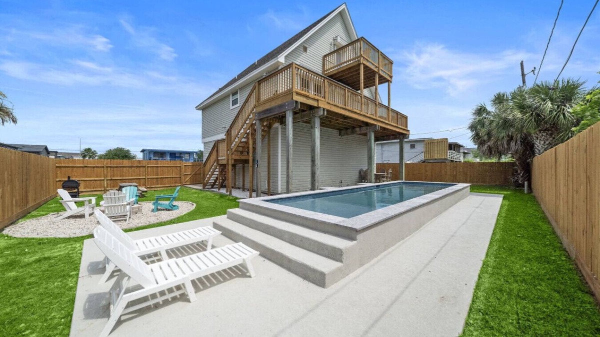 Jamaica Beach House | Cozy Beach House with Game Room, Steps from Beach
