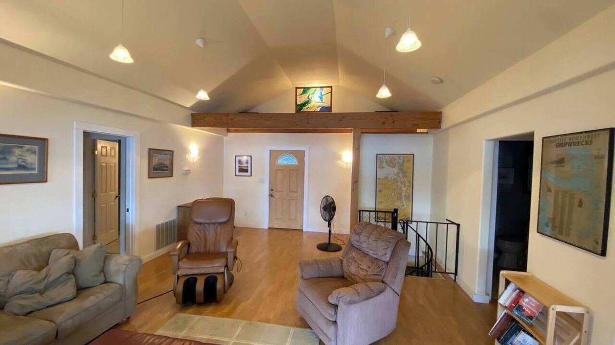 Victor House | Cozy Beachfront House w/Dock and Kayak