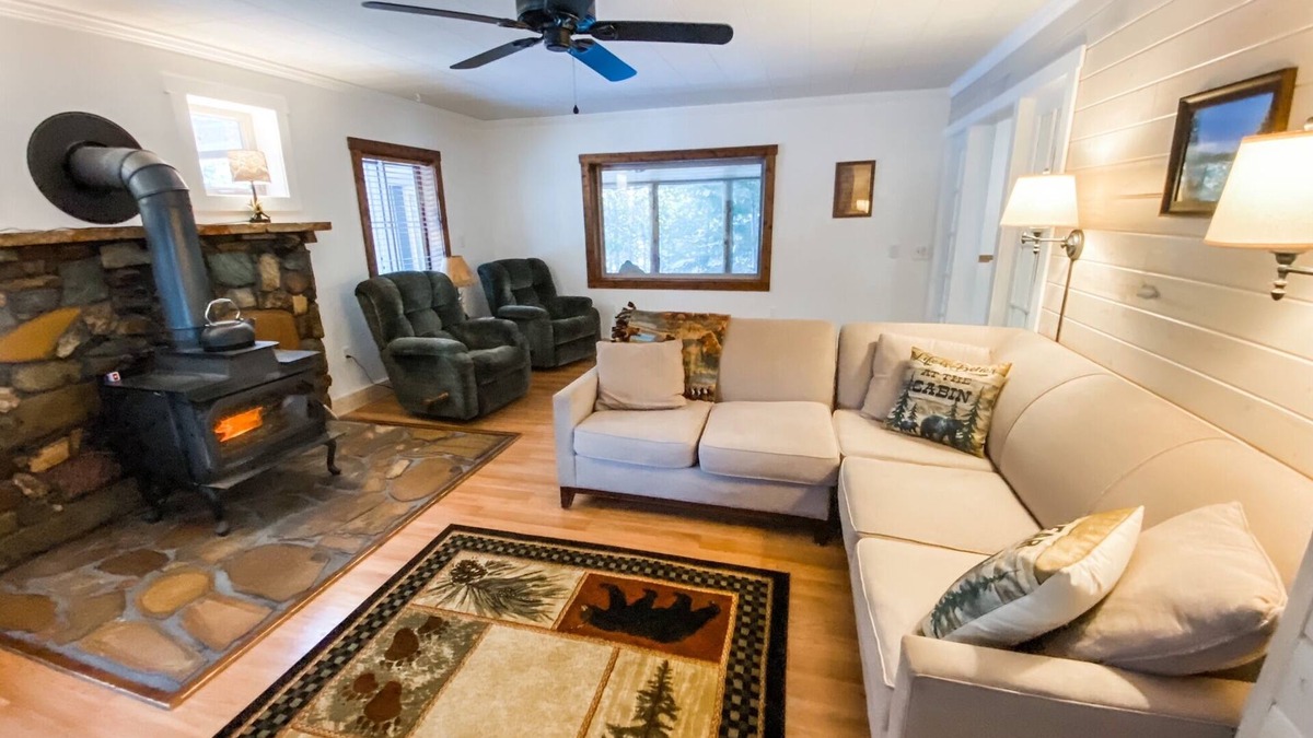 Seeley Lake House | Cozy Bear Den - private house with fenced yard!