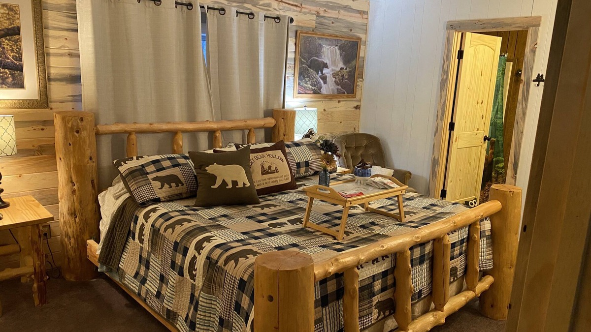 Mariposa Cabin | Cozy Bear Hollow " Cozy, rustic charming, a great value"