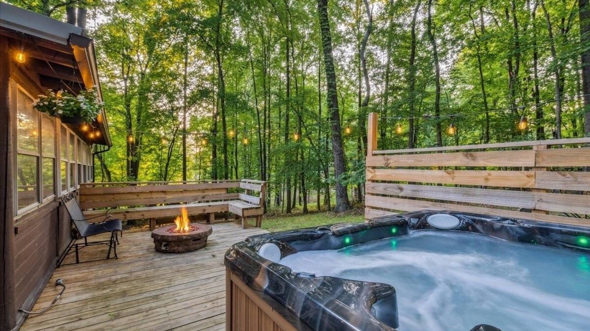 Kabletown Cabin | Cozy Bear-Themed Mountain Cabin in Harpers Ferry with Relaxing Jacuzzi Hot Tub