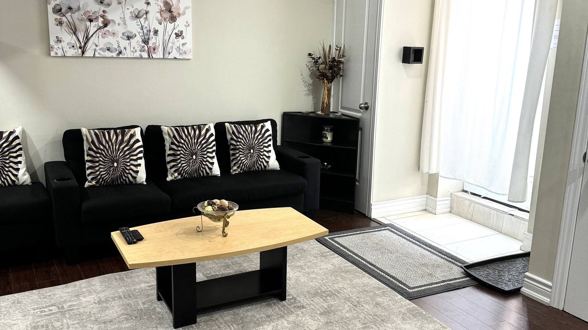 Central Erin Mills House | Cozy beautiful 3 bedrooms basement apartment/Amazing location in Mississauga