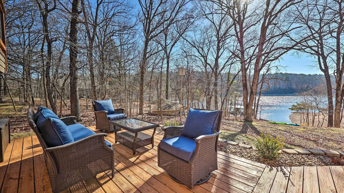 Powell Cabin | Cozy Beaver Lake Cabin w/Waterfront View & Kayaks