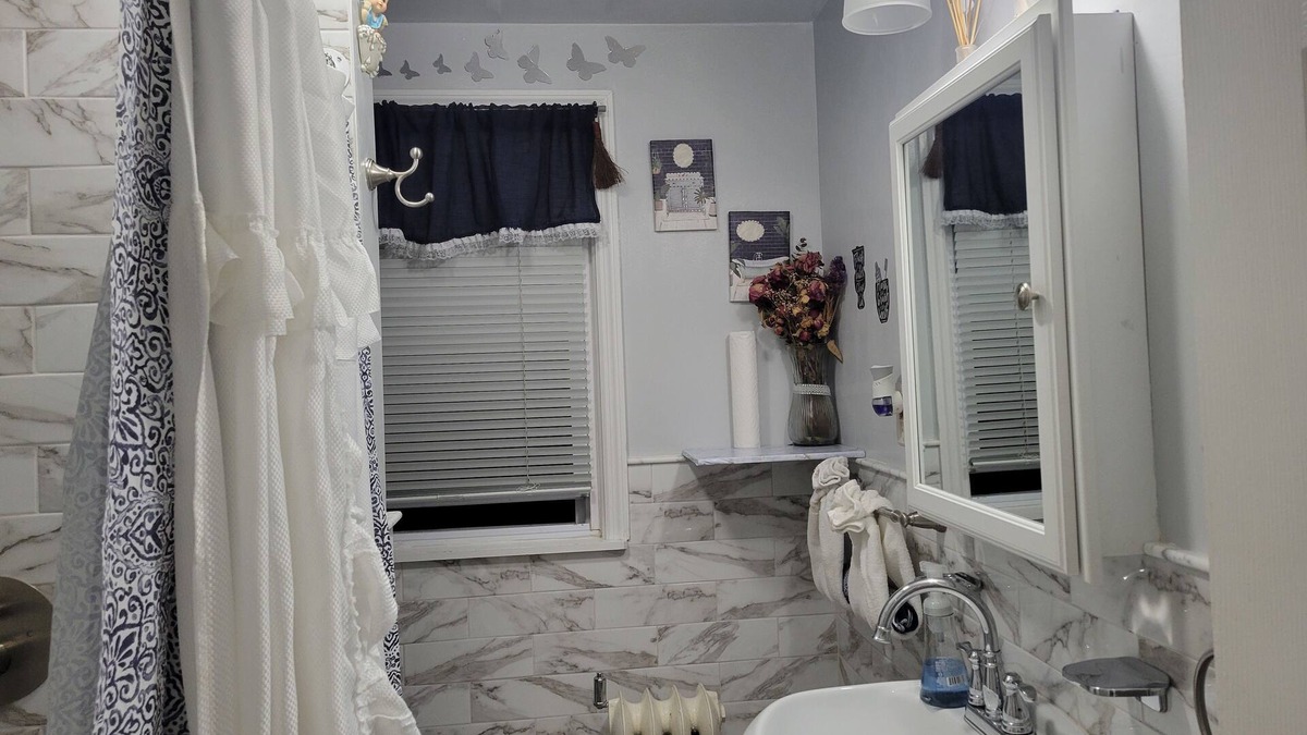 Roselle Bed & Breakfast | Cozy bed & breakfast in charming Roselle with AC, WiFi