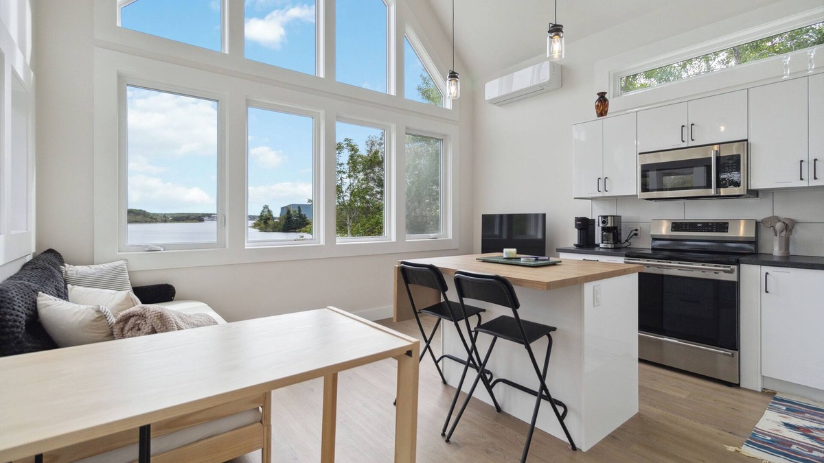 Shelburne House | Cozy Bells Cove Retreat – Stylish Loft with Harbour Views & Walkability