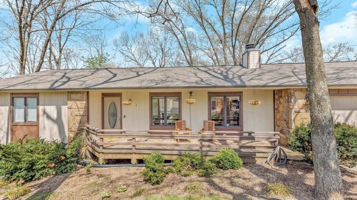 Bella Vista House | Cozy Bike-In & Out Retreat - Fire Pit, Pet Friendly