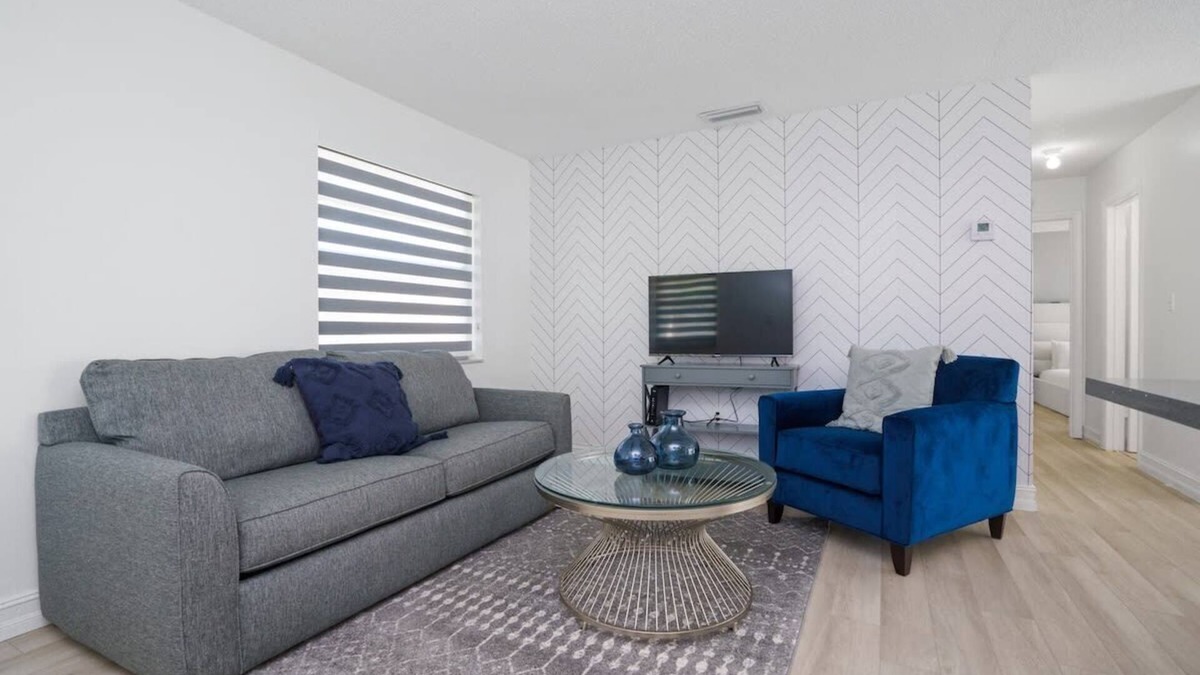 Cutler Bay House | Cozy Blue Door Duplex, Central in Cutler Bay