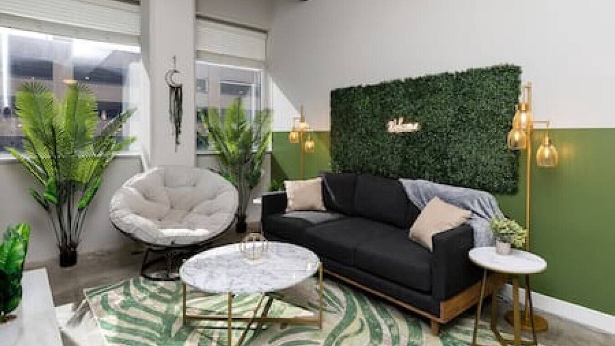 Downtown Des Moines Apartment | Cozy Boho-Chic Downtown 2BD/2BR - Downtown DSM