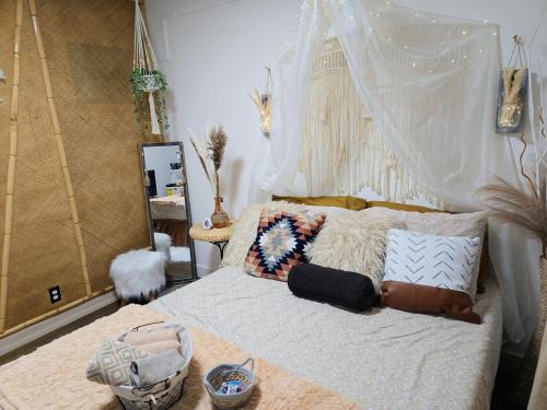 Burnaby House | Cozy Boho Room at the Heart of Vancouver! Private Parking, Self Check-in & just 4 mins to Metrotown!