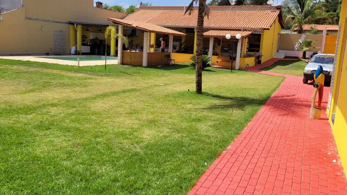 Campinas House | Cozy farmhouse in Campinas with games tables and church-style hall.