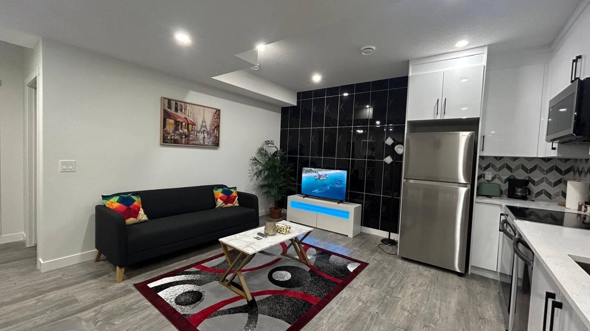 Evanston House | Cozy Brand-new 2-bedroom Basement with Lounge, Kitchen & Wifi