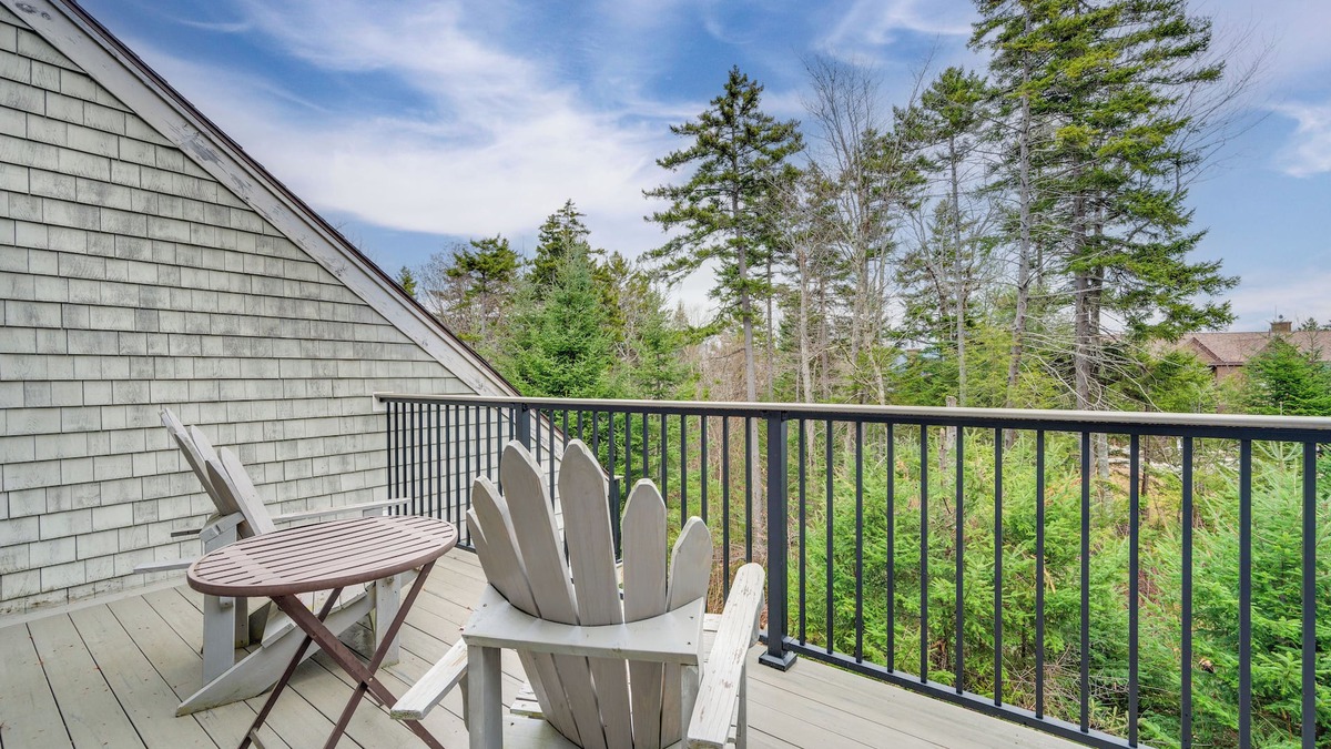 Bretton Woods Condo | Cozy Bretton Woods Ski-In/Ski-Out Condo w/Deck!