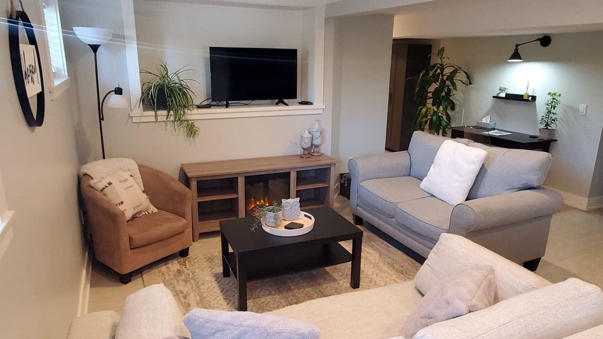 Langley House | Cozy & Bright 3 Bedroom, 2 Bath Basement Suite