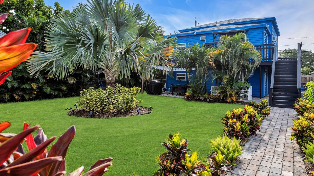 Mango Groves Condo | Cozy & Bright Condo w/Balcony/Deck Steps2Downtown