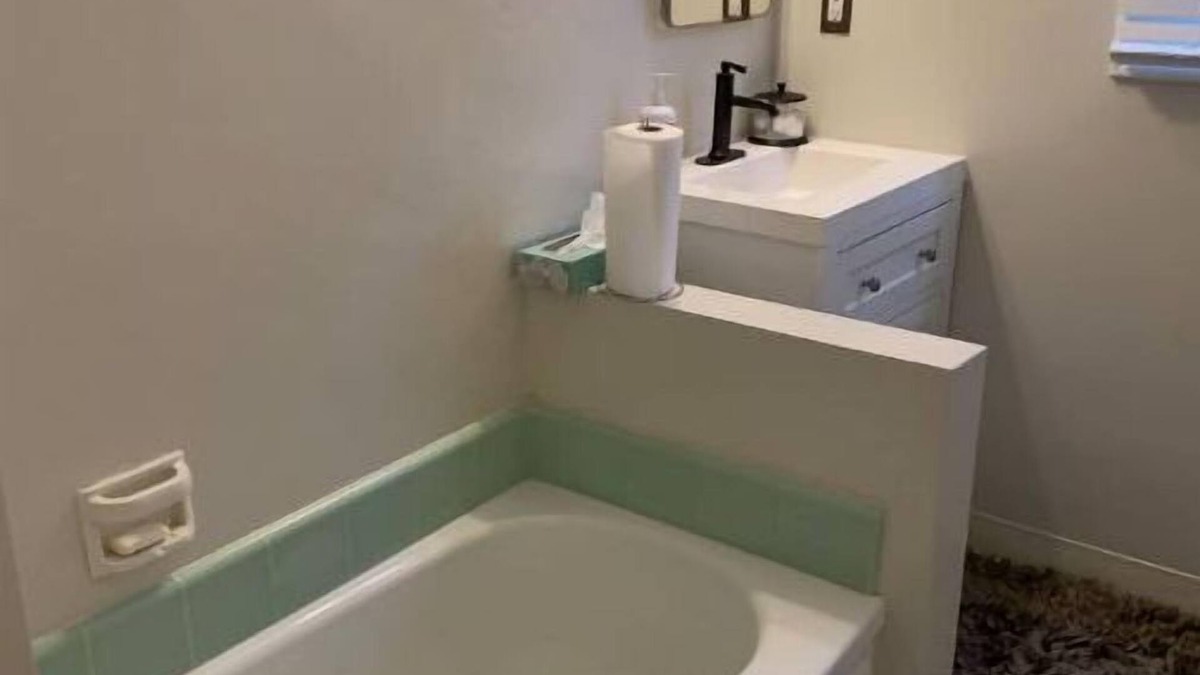 North Hollywood House | Cozy Bright Corner Home: Near Universal Studios