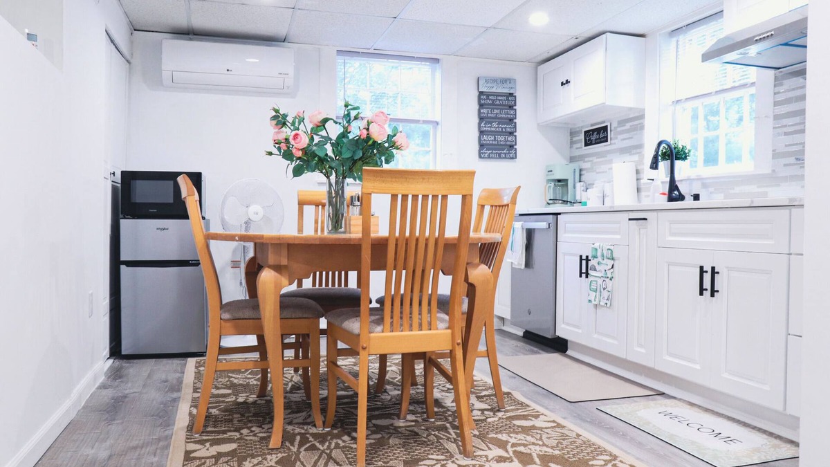Westwood Apartment | Cozy & Bright Guest Unit