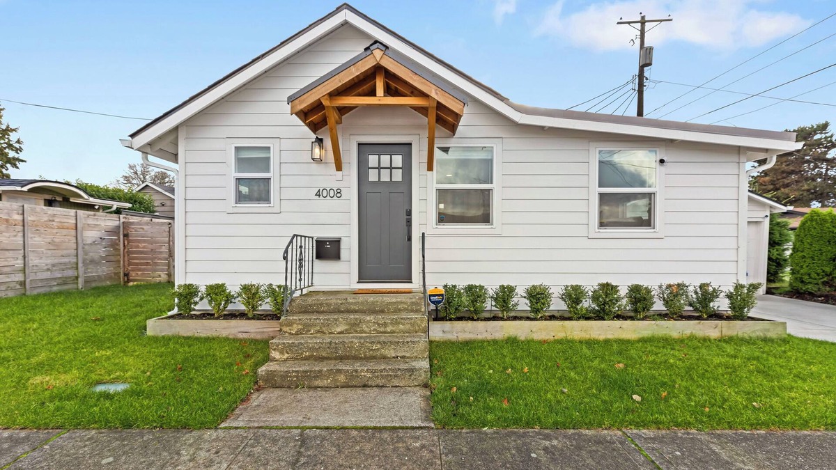 South Tacoma House | Cozy Bungalow Home 2br+1ba - 9 min to Tacoma Dome