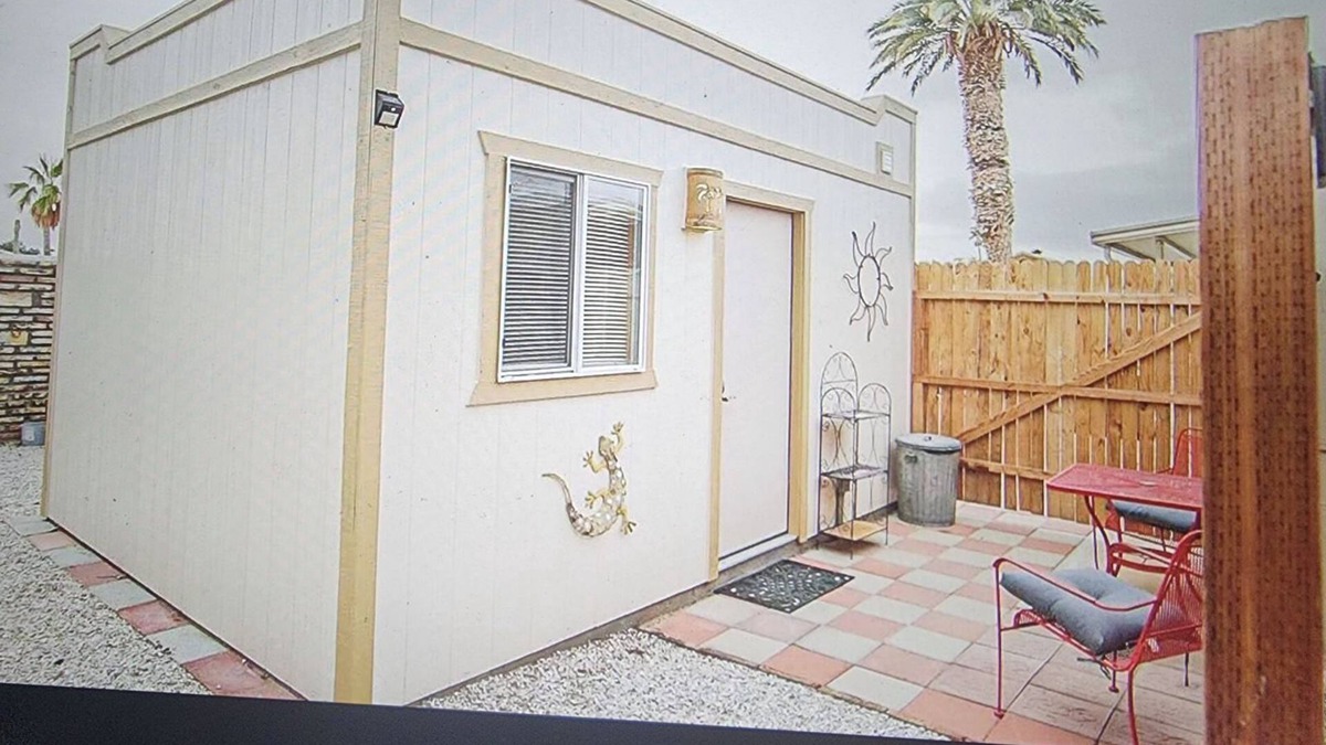 The Foothills House | Cozy bungalow in charming Yuma with AC, WiFi with Queen bed