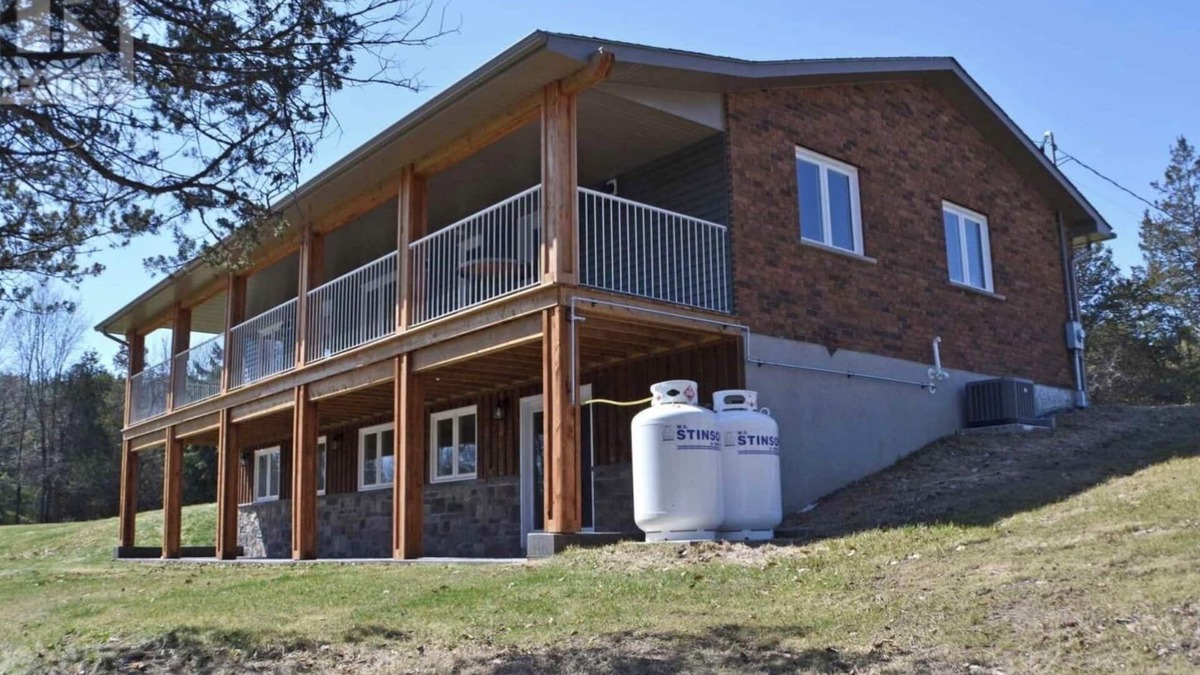 Greater Napanee House | Cozy Bungalow Nestled atop North Shore Hay Bay, Napanee