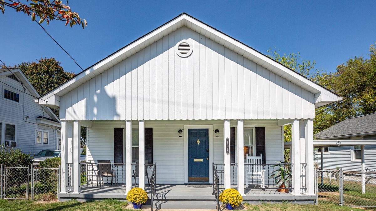 Fredericksburg House | Cozy bungalow near old town Fredericksburg close to restaurants, parks & more!