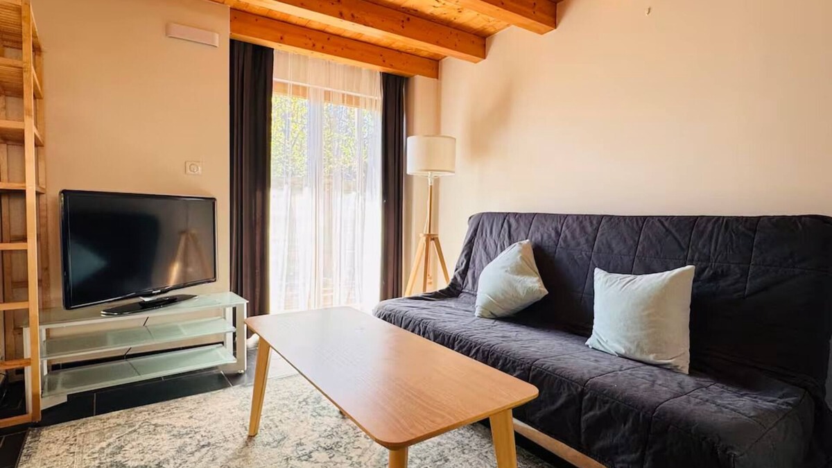 Saint-Julien-en-Genevois Cottage | Cozy cottage in Saint Julien-en-Genevois with WiFi & Free Parking