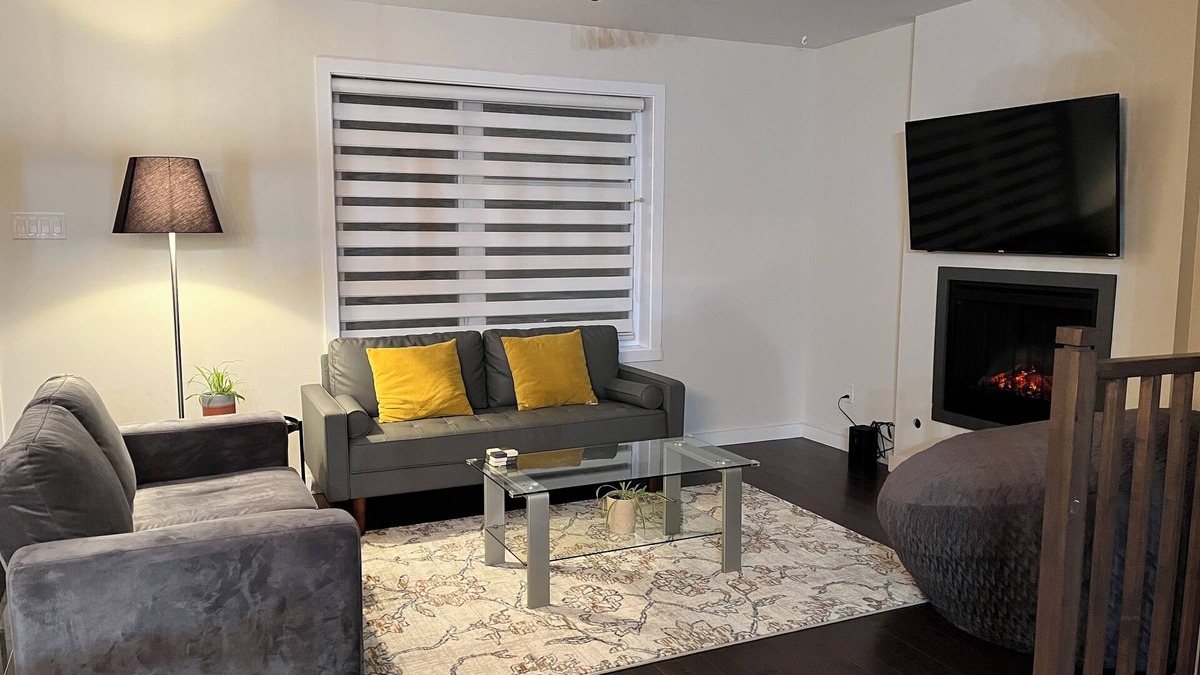 Sainte-Marthe-sur-le-Lac Condo | Cozy Retreat: 2BR Haven with Warm Touches
