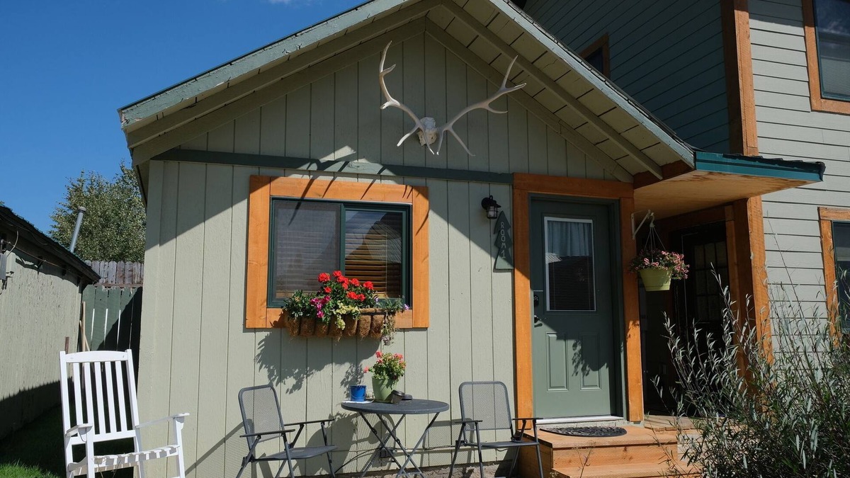Cooke City-Silver Gate Cabin | Cozy Cabin 4 Miles to YNP and 20 Minutes from the Lamar Valley!
