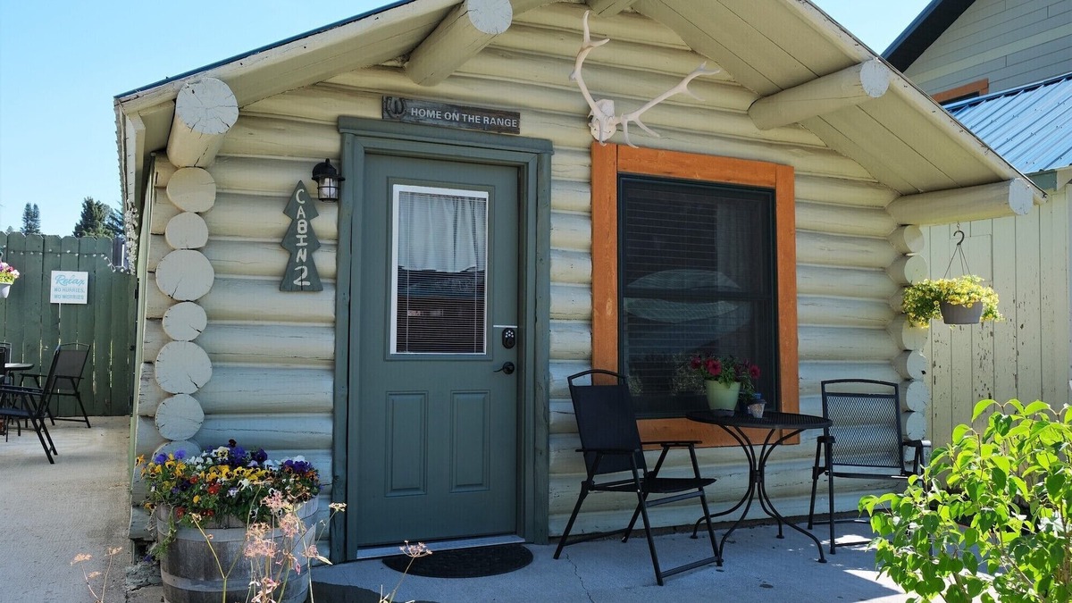 Cooke City-Silver Gate Cabin | Cozy Cabin 4 Miles to YNP and 20 Minutes from the Lamar Valley!