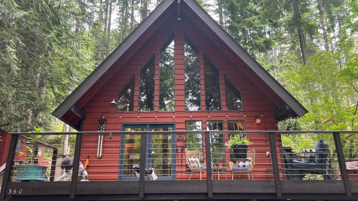 Hoodsport Cabin | Cozy cabin at Lake Cushman in Hoodsport, WA with AC, Wi-Fi, kayak, beach