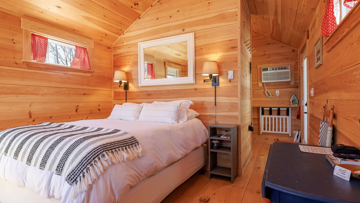 Sandy Point Cabin | Cozy cabin close to Acadia NP in Mid-Coast Maine! New Sauna! - Cabin #2 Maple