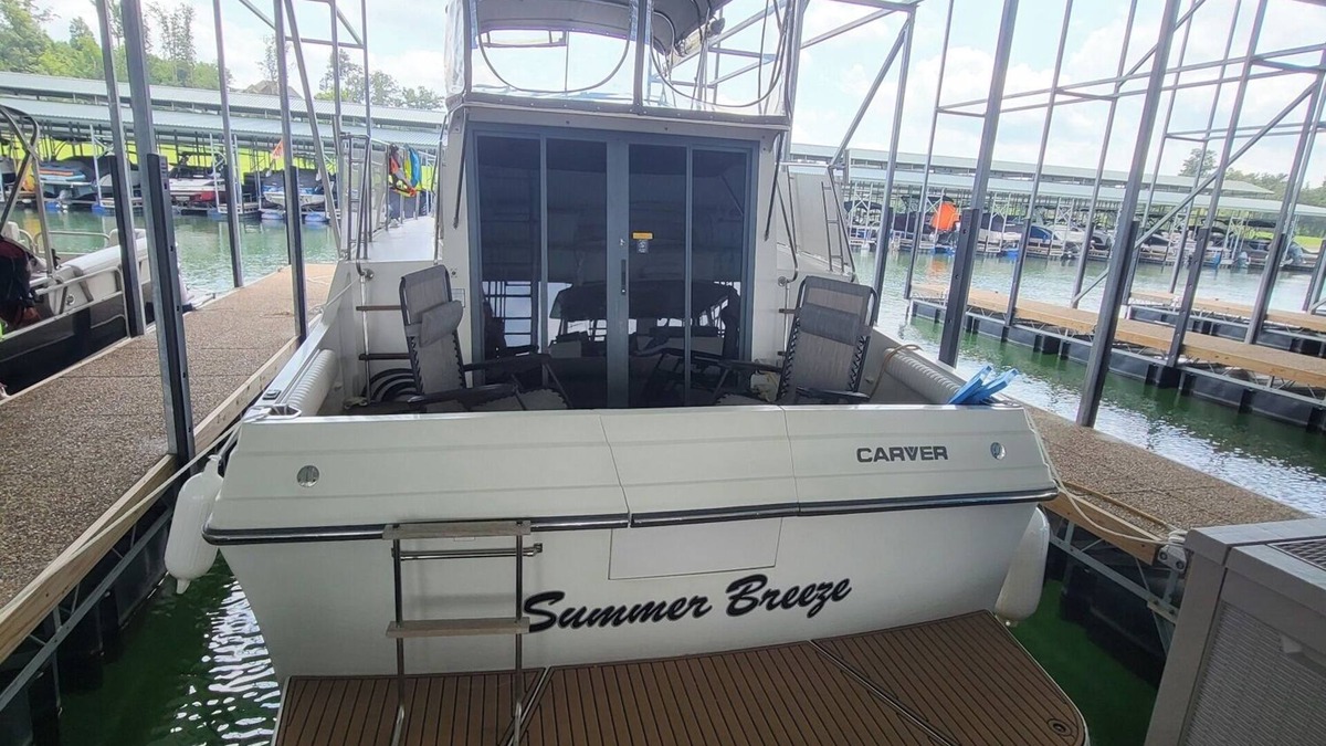 Lenoir City Boat Rental | Cozy cabin cruiser at beautiful WindRiver Marina in Lenoir City, TN