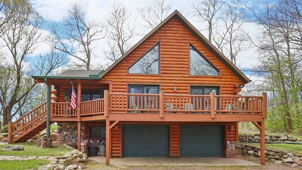Briggsville Cabin | Cozy Cabin ~ Deck ~ Fire Pit ~ 10 Min to Dells
