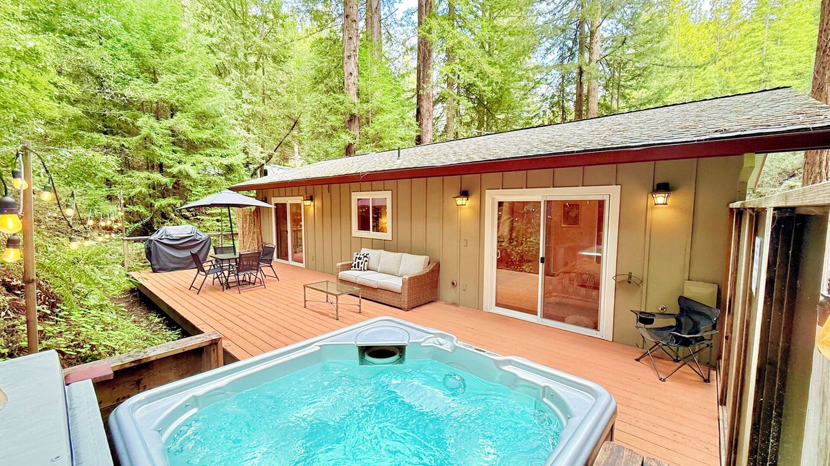 Guerneville House | Cozy cabin deep in the redwoods/WiFi & Hot Tub